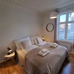 Modern And Central 2 Bedroom W/King Beds + Free Parking