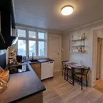 Modern And Central 2 Bedroom W/King Beds + Free Parking