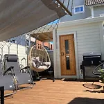 Modern And Central 2 Bedroom W/King Beds + Free Parking
