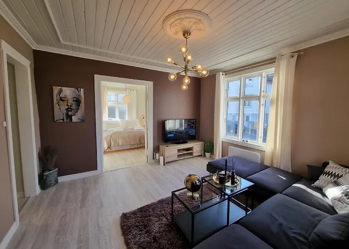 Modern And Central 2 Bedroom W/King Beds + Free Parking