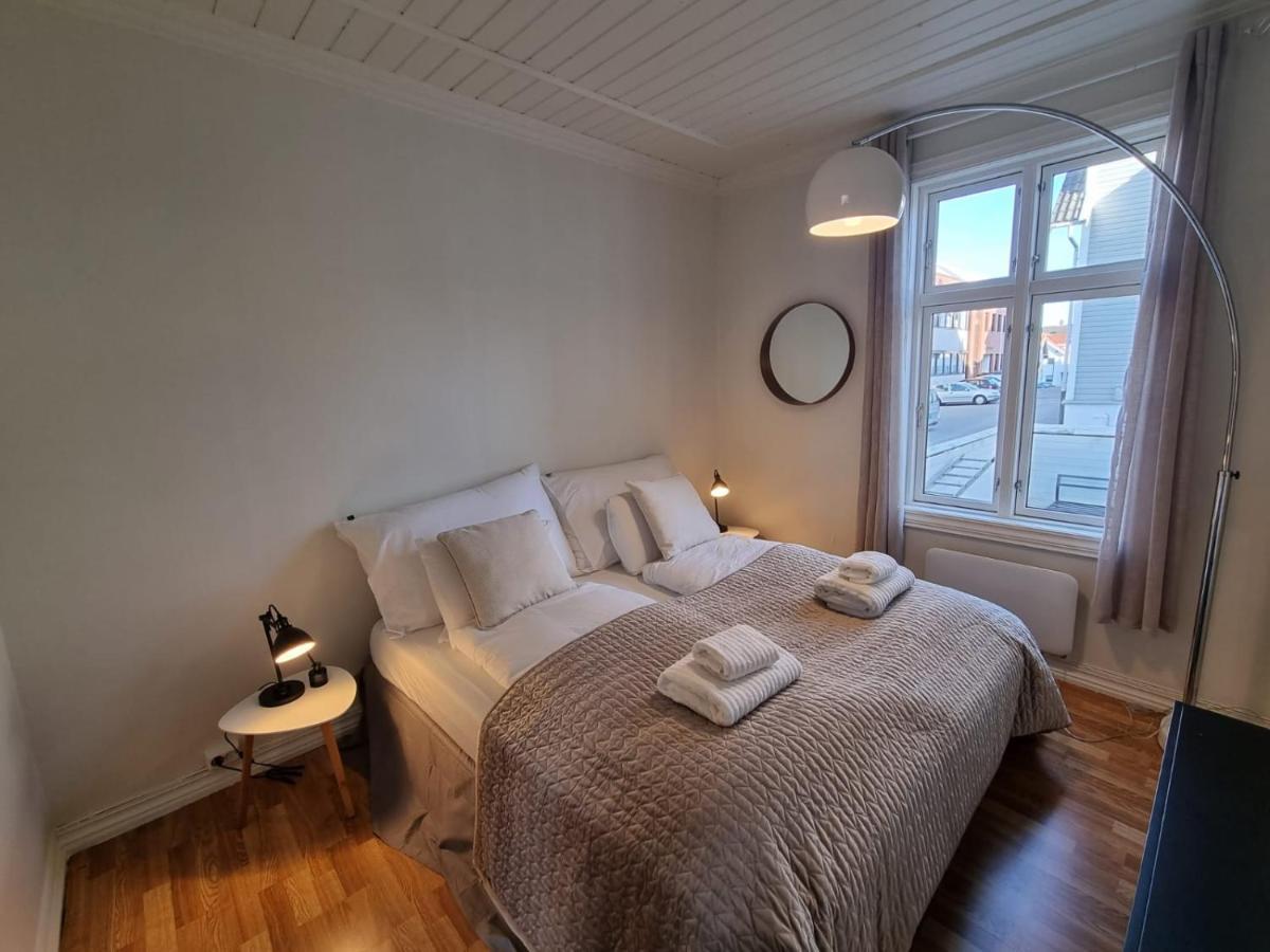 Modern And 2 Bedroom W/king Beds + Free Parking