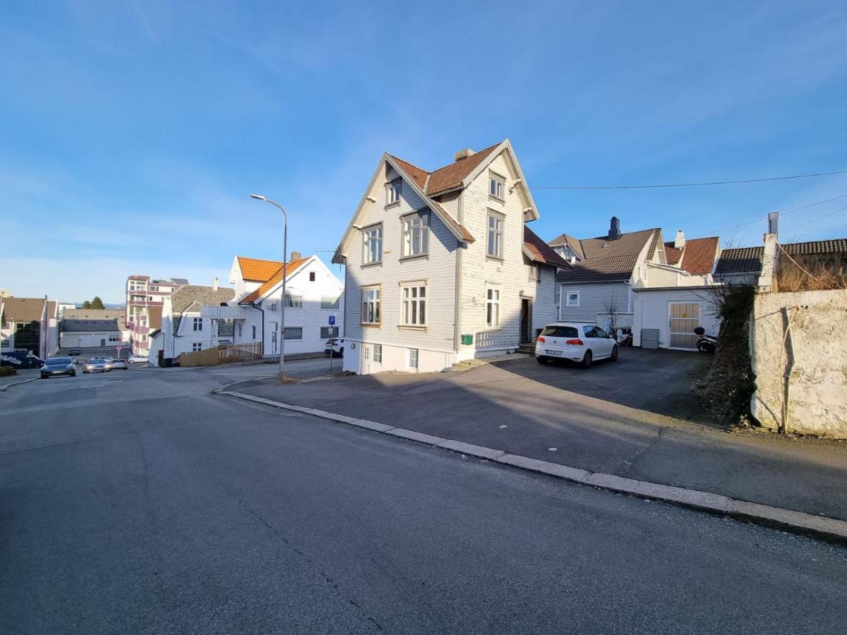Modern And 2 Bedroom W/king Beds + Free Parking *
